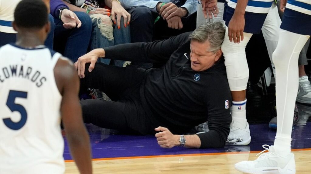 ¡Un entrenador de la NBA se rompe los ligamentos en pleno partido!